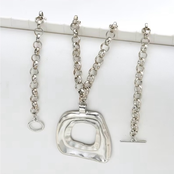 Exaggerated Silver Geometric Necklace with Toggle Clasp - Picture 3 of 9